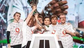 冠军套：团队协作的荣耀象征，承载电竞文化与竞技魅力